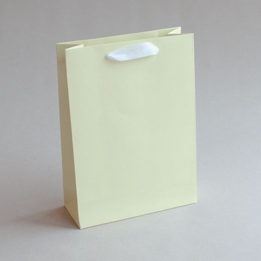 Dekorative gaveposer i lyse toner